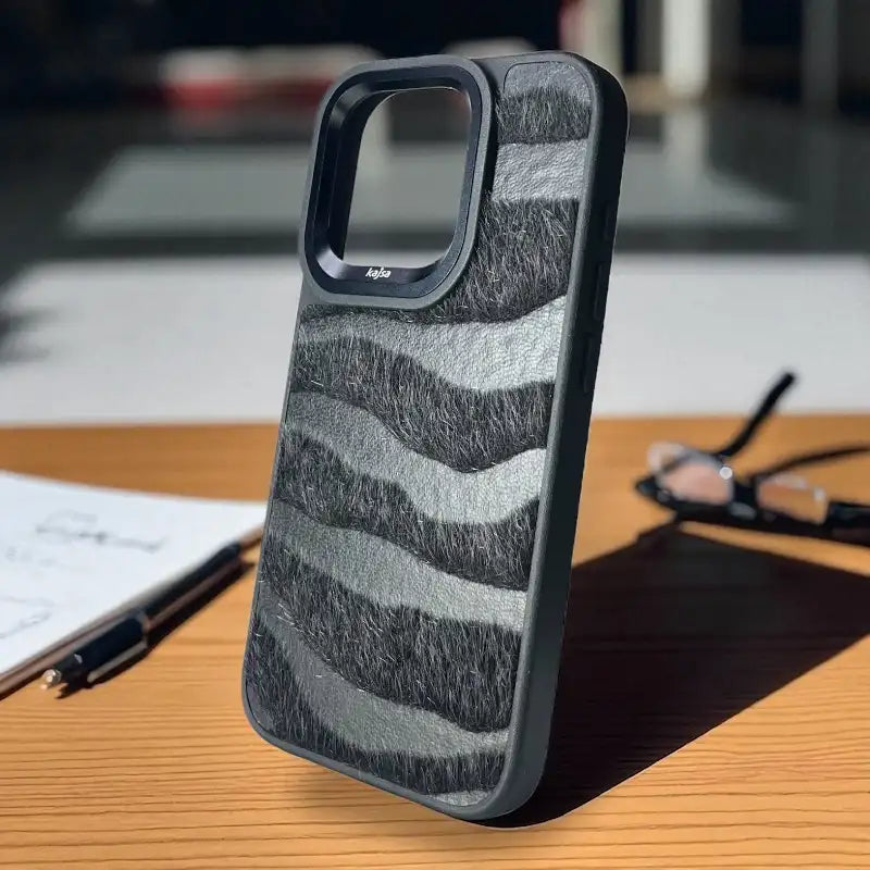 Kajsa Furry Touch Case -Iphone 15 pro