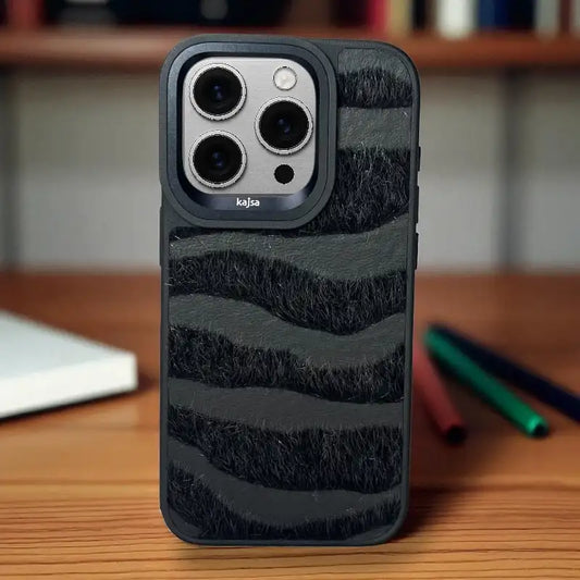 Kajsa Furry Touch Case -Iphone 15 pro