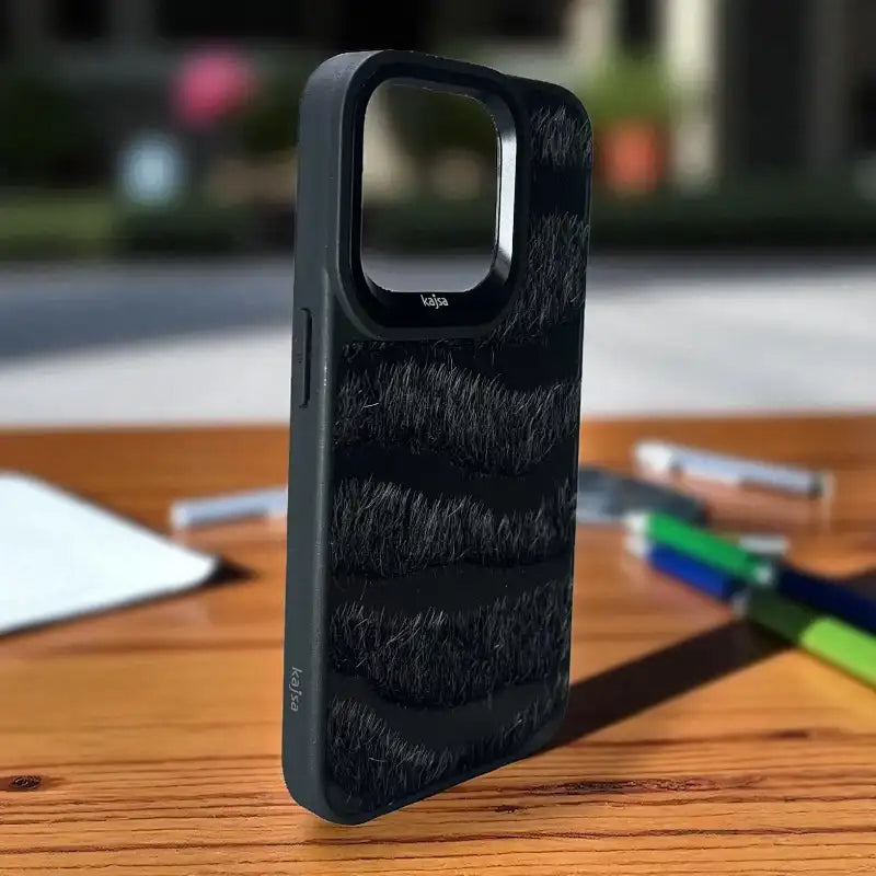 Kajsa Furry Touch Case -Iphone 15 pro