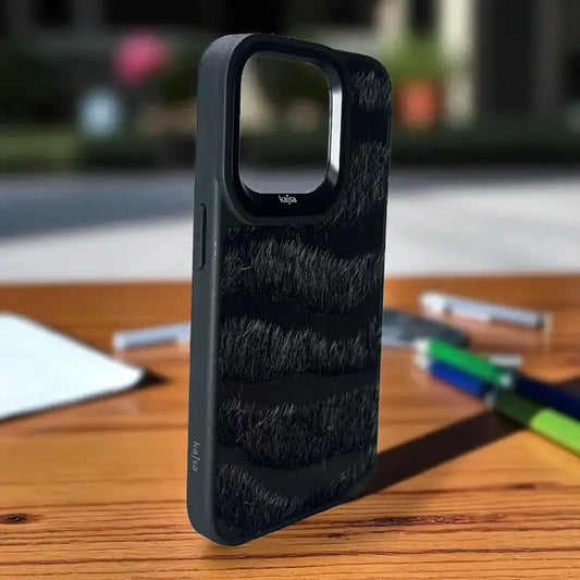 Kajsa Furry Touch Case -Iphone 15 pro