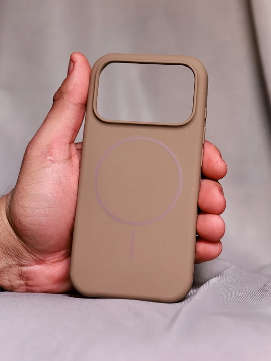 Brown silicon Magsafe Case - iphone 17 pro