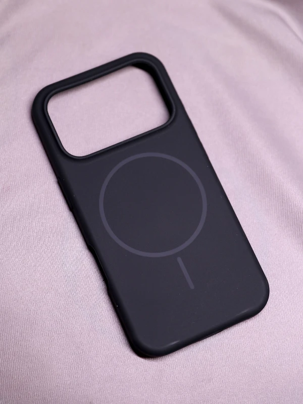 Black silicon Magsafe Case - iphone 17 pro max